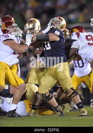 19 octobre, 2013 - South Bend, IN, États-Unis d'Amérique - Octobre 19, 2013 South Bend, dans l'extérieur...USC Trojans de secondeur (91) Morgan Breslin, et Notre Dame (70) offensive attaquer Zack Martin enchevêtrement dans un jeu de masque de visage au cours de la NCAA Football match entre l'USC Trojans et Notre Dame. Notre Dame a finalement pris son temps, accueil strie perdante à l'USC Trojans. Les combats de la Californie du Sud a survécu irlandais dans un jeu de sanctions samedi soir à une victoire 14-10 qui a mis fin à une cinq-jeu accueil patin, pour leurs rivaux qui remonte à 2001, à South Bend, Indiana, le 19 octobre 2013. ( Banque D'Images