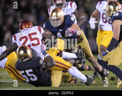 19 octobre, 2013 - South Bend, IN, États-Unis d'Amérique - Octobre 19, 2013 South Bend, dans l'intérieur de Notre Dame...linebacker (44) Carlo Calabrese, et humains (55) Prince Shembo, arrêter d'utiliser de nouveau de Troie (25) Silas Redd en action au cours de la NCAA Football match entre l'USC Trojans et Notre Dame. Notre Dame a finalement pris son temps, accueil strie perdante à l'USC Trojans. Les combats de la Californie du Sud a survécu irlandais dans un jeu de sanctions samedi soir à une victoire 14-10 qui a mis fin à une cinq-jeu accueil patin, pour leurs rivaux qui remonte à 2001, à South Bend, Indiana, le 19 octobre, 20 Banque D'Images