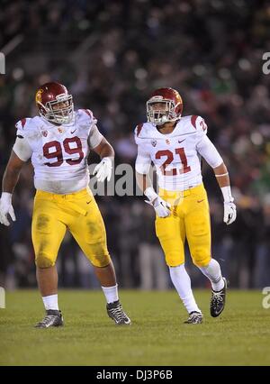 19 octobre, 2013 - South Bend, IN, États-Unis d'Amérique - Octobre 19, 2013 South Bend, en...sécurité USC Trojans (21) Su'un Cravens est félicité par attaquer défensives (99) Antwaun Woods après une interception, au cours de la NCAA Football match entre l'USC Trojans et Notre Dame. Notre Dame a finalement pris son temps, accueil strie perdante à l'USC Trojans. Les combats de la Californie du Sud a survécu irlandais dans un jeu de sanctions samedi soir à une victoire 14-10 qui a mis fin à une cinq-jeu accueil patin, pour leurs rivaux qui remonte à 2001, à South Bend, Indiana, le 19 octobre 2013. (Obligatoire Credi Banque D'Images