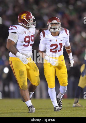 19 octobre, 2013 - South Bend, IN, États-Unis d'Amérique - Octobre 19, 2013 South Bend, en...sécurité USC Trojans (21) Su'un Cravens est félicité par attaquer défensives (99) Antwaun Woods après une interception, au cours de la NCAA Football match entre l'USC Trojans et Notre Dame. Notre Dame a finalement pris son temps, accueil strie perdante à l'USC Trojans. Les combats de la Californie du Sud a survécu irlandais dans un jeu de sanctions samedi soir à une victoire 14-10 qui a mis fin à une cinq-jeu accueil patin, pour leurs rivaux qui remonte à 2001, à South Bend, Indiana, le 19 octobre 2013. (Obligatoire Credi Banque D'Images