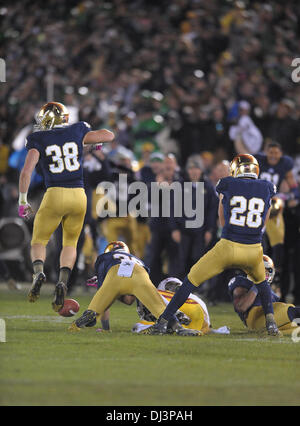 19 octobre, 2013 - South Bend, IN, États-Unis d'Amérique - Octobre 19, 2013 South Bend, dans l'ensemble...Notre Dame (38) récepteurs Nick Fitzpatrick célébrer dans les dernières secondes, les chevaux de Troie de large récepteur (15) Nelson Agholor établit des blessés au cours de la NCAA Football match entre l'USC Trojans et Notre Dame. Notre Dame a finalement pris son temps, accueil strie perdante à l'USC Trojans. Les combats de la Californie du Sud a survécu irlandais dans un jeu de sanctions samedi soir à une victoire 14-10 qui a mis fin à une cinq-jeu accueil patin, pour leurs rivaux qui remonte à 2001, à South Bend, Indiana, le 19 octobre Banque D'Images