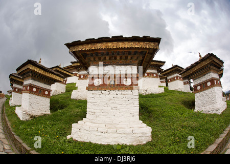 Le Bhoutan, Dochu La ap, 108 Chortens construit en mémoire de soldats bhoutanais Banque D'Images