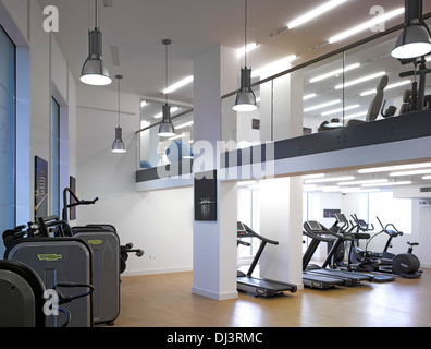 ST ANDREW'S COMPLEXE BROMLEY-BY-BOW, Londres, Royaume-Uni. Architecte : Alliés et Morrison, 2012. Vue intérieure d'une salle de sport Banque D'Images