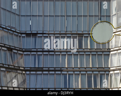 Le bâtiment Florey, Oxford, Royaume-Uni. Architecte : Sir James Stirling, 1971. Détail de mur en verre. Banque D'Images