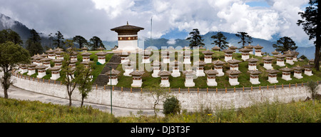 Le Bhoutan, Dochu La pass, Chortens 108 construit en mémoire des soldats bhoutanais, vue panoramique Banque D'Images