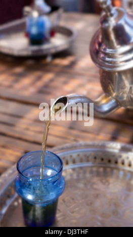 Plateau d'argent et de verre pot de thé à la menthe, Marrakech, Maroc, Afrique du Nord Banque D'Images