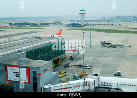 Vue sur la piste et les voies de circulation de l'aérogare à l'aéroport de Gatwick. West Sussex. L'Angleterre Banque D'Images