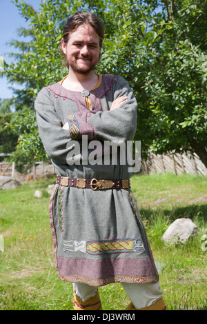 L'Europe, la Norvège, le village viking, avaldsnes, jeune homme en vêtements traditionnels Banque D'Images