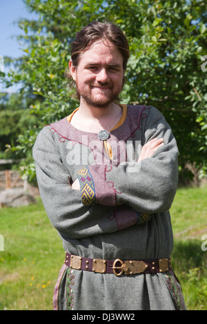 L'Europe, la Norvège, le village viking, avaldsnes, jeune homme en vêtements traditionnels Banque D'Images