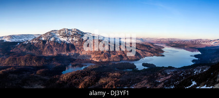 Une vue panoramique sur le Loch Katrine à Ben Lieu d'exposition à des premiers rayons de lumière du matin. Banque D'Images