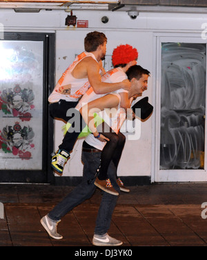 Les étudiants de l'université Brighton donner piggy back rides comme ils aiment le carnage UK night out dans la ville UK Banque D'Images