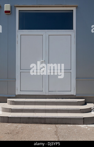 Avant de la chambre grise avec porte blanche Banque D'Images