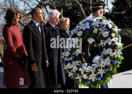 Le président américain Barack Obama et la Première Dame Michelle Obama, l'ancien président Bill Clinton et ancien secrétaire d'Etat américaine Hillary Clinton une gerbe sur la tombe de John F. Kennedy à l'occasion du 50e anniversaire de sa mort au cimetière national d'Arlington. Banque D'Images