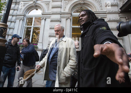 Londres. UK. 21 novembre 2013. Photo : John Cleese. Les cinq autres membres de Monty Python sur leur manière d'une conférence de presse au Théâtre des joueurs dans Charing Cross d'annoncer une réunion-présentation. Les Monty Python sont : John Cleese, Terry Gilliam, Eric Idle, Terry Jones et Michael Palin. Credit : Nick Savage/Alamy Live News Banque D'Images