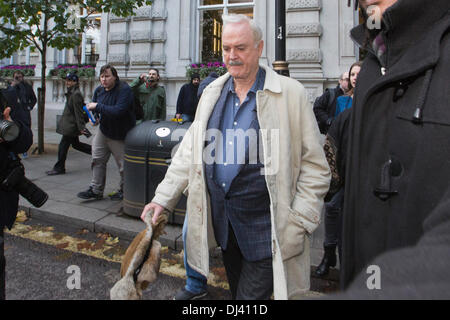 Londres. UK. 21 novembre 2013. Photo : John Cleese. Les cinq autres membres de Monty Python sur leur manière d'une conférence de presse au Théâtre des joueurs dans Charing Cross d'annoncer une réunion-présentation. Les Monty Python sont : John Cleese, Terry Gilliam, Eric Idle, Terry Jones et Michael Palin. Credit : Nick Savage/Alamy Live News Banque D'Images