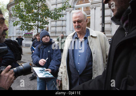 Londres. UK. 21 novembre 2013. Photo : John Cleese. Les cinq autres membres de Monty Python sur leur manière d'une conférence de presse au Théâtre des joueurs dans Charing Cross d'annoncer une réunion-présentation. Les Monty Python sont : John Cleese, Terry Gilliam, Eric Idle, Terry Jones et Michael Palin. Credit : Nick Savage/Alamy Live News Banque D'Images