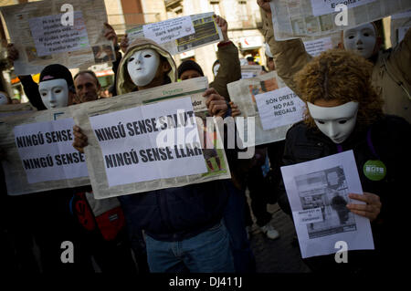 Barcelone, Espagne. 21 novembre, 2013. 24 novembre prochain est la Journée internationale des sans-abri. Dans le cadre de la campagne 'Personne ne sans la santé. Personne ne sans maison" promu par diverses organisations sociales a accompli un acte de protestation à Barcelone où plusieurs personnes masquées, des militants et des sans-abri, ont affiché des banderoles exigeant et santé accueil pour tout le monde. En Espagne, la crise économique a accru le nombre de personnes qui sont sans abri et dans le besoin de soutien social. Crédit : Jordi Boixareu/Alamy Live News Banque D'Images