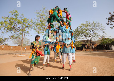 La danse tribale, Shilpgram, Udaipur, Rajasthan Inde Banque D'Images