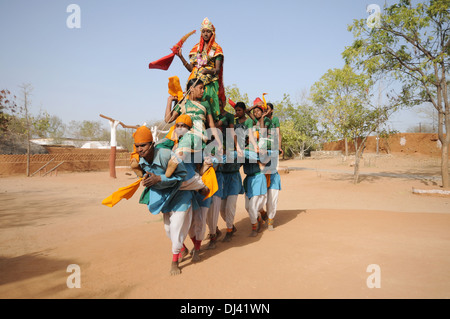 La danse tribale, Shilpgram, Udaipur, Rajasthan Inde Banque D'Images