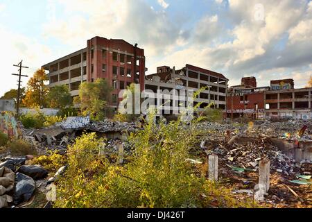 L'usine d'automobiles de Detroit Packard a ouvert ses portes en 1903 et a été fermée en 1958. Les 3 500 000 pieds carrés (325 000 m2), l'usine a été conçue par Albert Kahn et est situé sur plus de 40 acres (0,142 km2) de terres sur le Grand Boulevard de la ville, côté est. Photo a été prise en octobre 2013. Banque D'Images