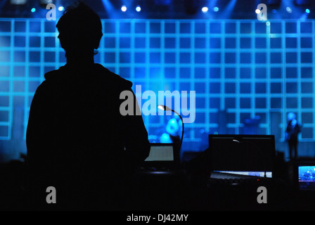 Silhouette de la bande sonore de l'ingénieur méconnaissable retour au concert performance, tirer de l'arrière Banque D'Images