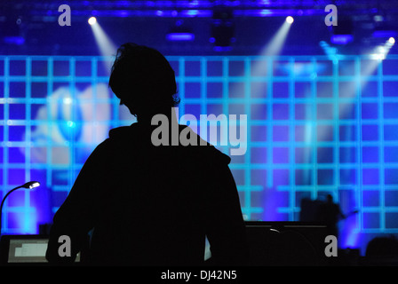 Silhouette de la bande sonore de l'ingénieur méconnaissable retour au concert performance, tirer de l'arrière Banque D'Images