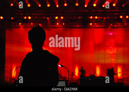 Silhouette de la bande sonore de l'ingénieur méconnaissable retour au concert performance, tirer de l'arrière Banque D'Images