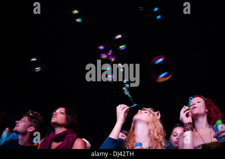 Un peu hors focus photo de filles faire savon au festival de ballons Banque D'Images