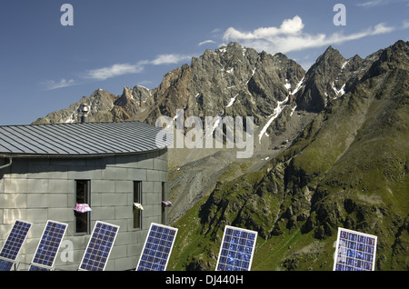 Des panneaux solaires à la Cabane du Velan, Valais Banque D'Images