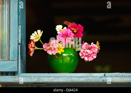 Fleurs colorées dans la poterie chinoise Banque D'Images