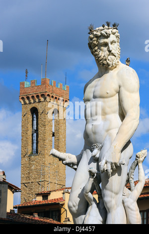 Statue de Neptune dans le cadre de la fontaine sur la Piazza della Signoria à Florence, Italie. Banque D'Images