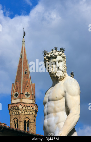 Statue de Neptune dans le cadre de la fontaine sur la Piazza della Signoria à Florence, Italie. Banque D'Images