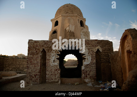 Tombe dans le cimetière de Fatamid au complexe Assouan (Égypte). Banque D'Images