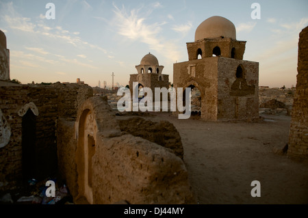 Tombes dans le cimetière de Fatamid complexe à Assouan (Égypte). Banque D'Images