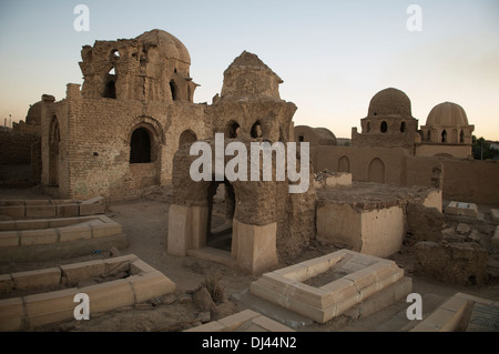 Tombes dans le cimetière de Fatamid complexe à Assouan (Égypte). Banque D'Images