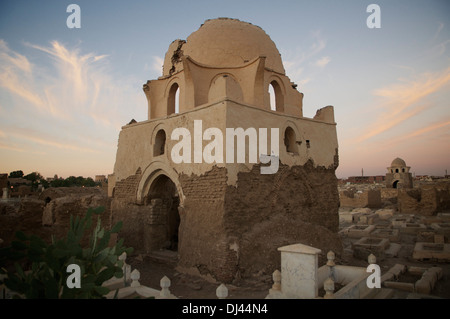 Tombe dans le cimetière de Fatamid au complexe Assouan (Égypte). Banque D'Images