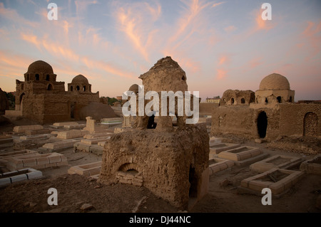 Tombes dans le cimetière de Fatamid complexe à Assouan (Égypte). Banque D'Images