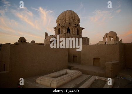 Tombes dans le cimetière de Fatamid complexe à Assouan (Égypte). Banque D'Images