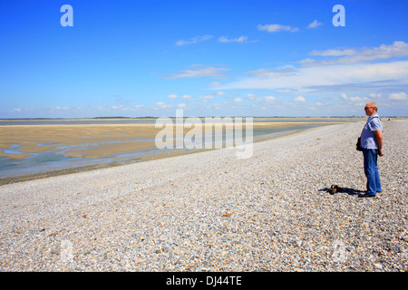 L'homme regardant dans la Manche sur le chenal de la Somme à partir de la plage du Crotoy, somme, Picardie, France Banque D'Images