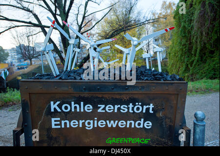 Berlin, Allemagne. Le 21 novembre 2013. Certains activistes de Greenpeace manifesté leur mécontentement de la politique de l'énergie renouvelable le jour que le SPD et CDU / CSU sont en réunion pour définir l'avenir de la coalition. Goncalo Silva/Alamy Live News. Banque D'Images
