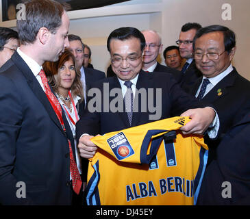 Beijing, Chine. 21 nov., 2013. (Le Premier ministre chinois Li Keqiang views un jersey après le 9e sommet commercial UE-Chine à Pékin, capitale de la Chine, le 21 novembre, 2013. (Xinhua/Pang Xinglei) (yxb) Credit : Xinhua/Alamy Live News Banque D'Images