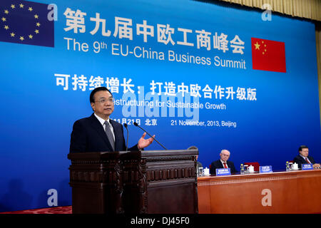Beijing, Chine. 21 nov., 2013. (Le Premier ministre chinois Li Keqiang aborde la 9e sommet commercial UE-Chine à Pékin, capitale de la Chine, le 21 novembre, 2013. (Xinhua/Pang Xinglei) (yxb) Credit : Xinhua/Alamy Live News Banque D'Images