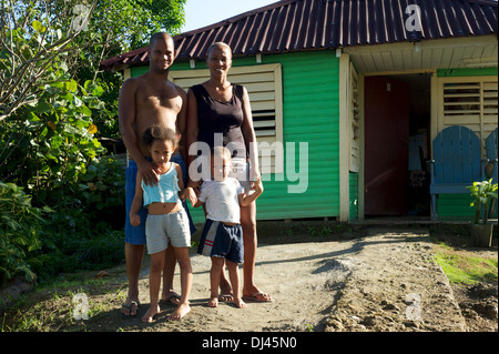 Famille cubaine rurale, Baracoa, Cuba Banque D'Images