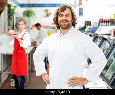 Portrait of Butcher Standing At Store Banque D'Images