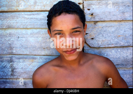Portrait de garçon cubain, Baracoa Banque D'Images