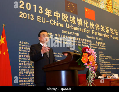 Beijing, Chine. 21 novembre 2013. Le Premier ministre chinois Li Keqiang aborde la cérémonie de clôture de 2013 l'UE-Chine Forum de partenariat de l'urbanisation à Beijing, capitale de Chine, le 21 novembre, 2013. (Xinhua/Pang Xinglei/Alamy Live News) Banque D'Images