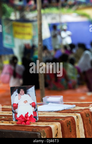 Photo de Sai Baba à Sri Sathya Sai Baba l'hôpital mobile. L'Andhra Pradesh, Inde Banque D'Images