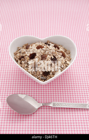 Muesli dans un bol en forme de coeur Banque D'Images