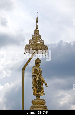 L'image de Bouddha au Wat Phra That pha kaew, ou temple sur une falaise de verre, un monastère bouddhiste à Khao Kho, phetchabun, Thaïlande Banque D'Images