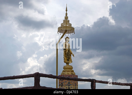 L'image de Bouddha au Wat Phra That pha kaew, ou temple sur une falaise de verre, un monastère bouddhiste à Khao Kho, phetchabun, Thaïlande Banque D'Images